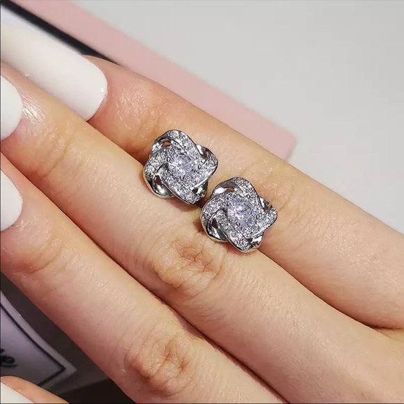 New 925 Silver Beautiful Flower Diamond Stud Earrings - Picture 3 of 4